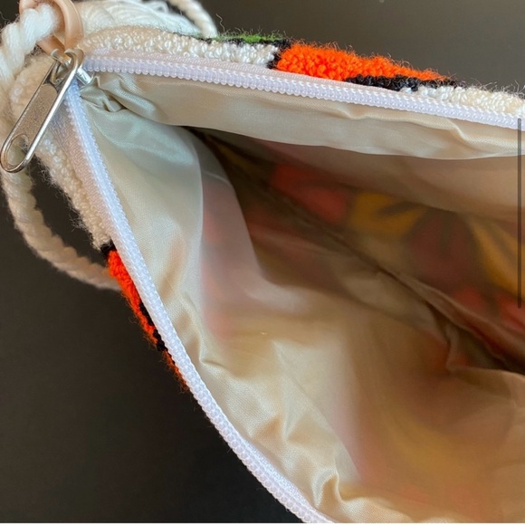 Handcrafted Floral Beaded Crossbody Bag - Picture 5 of 5